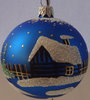Blaue Weihnachtskugeln winterlichem Haus im Schnee