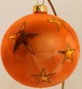 Orangefarbene Weihnachtskugeln mit goldenen Sterne
