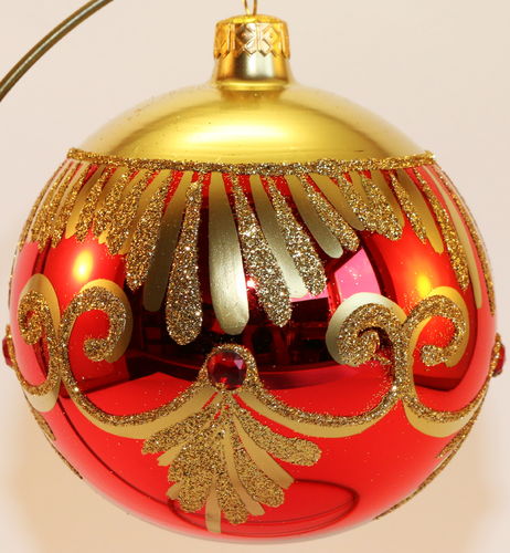 Glänzende rot goldene Weihnachtskugeln