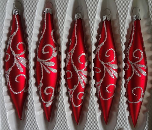 Matte rote Zapfen mit weißen Applikationen