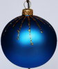 Blaue Weihnachtskugeln mit goldenen Glitzerapplikationen aus Glas