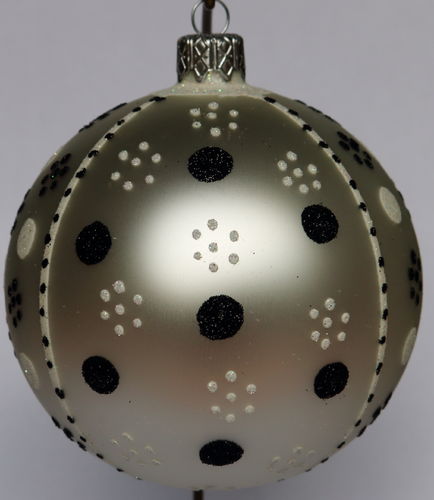 Weiße Weihnachtskugeln aus Glas mit glitzernden weißen und schwarzen Punkten