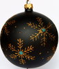 Matte schwarze Weihnachtskugeln aus Glas mit goldenen Verzierungen